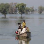 Families take boats to flooded villages, Mehran Town, Dadu District, Sindh, Pakistan / Photo: Caroline Gluck/Oxfam 