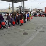 Sendai residents queue for gasoline in Sendai, March 14, 2011 / Roberto De Vido - Flickr Creative Commons