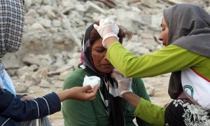 Woman receives medical attention after Iran Bushehr Earthquake 2013 / Mohammad Fatemi / EPA